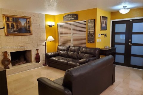 House in Miami, Florida 5 bedrooms, 146.69 sq.m. № 1774156 - photo 7