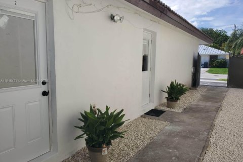 House in Miami, Florida 5 bedrooms, 146.69 sq.m. № 1774156 - photo 19