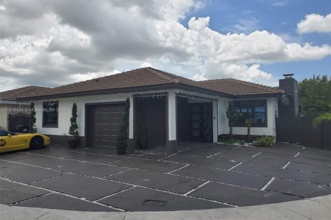 House in Miami, Florida 5 bedrooms, 146.69 sq.m. № 1774156 - photo 2