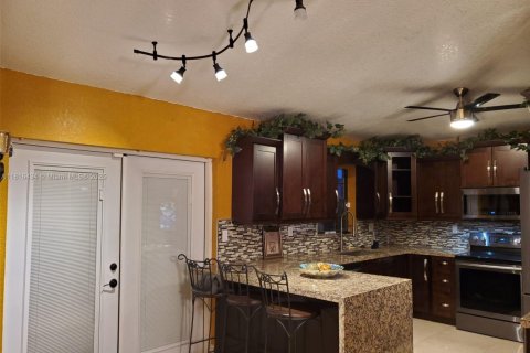 House in Miami, Florida 5 bedrooms, 146.69 sq.m. № 1774156 - photo 9