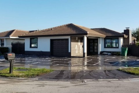 House in Miami, Florida 5 bedrooms, 146.69 sq.m. № 1774156 - photo 1