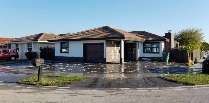 House in Miami, Florida 5 bedrooms, 146.69 sq.m. № 1774156