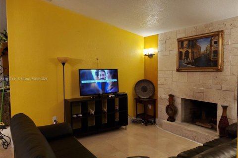 House in Miami, Florida 5 bedrooms, 146.69 sq.m. № 1774156 - photo 6