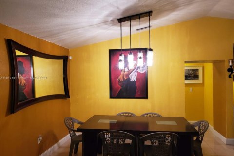 House in Miami, Florida 5 bedrooms, 146.69 sq.m. № 1774156 - photo 5