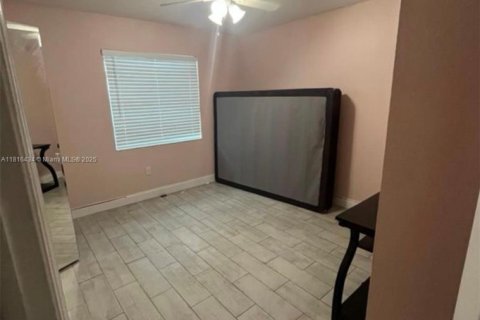 House in Miami, Florida 5 bedrooms, 146.69 sq.m. № 1774156 - photo 18