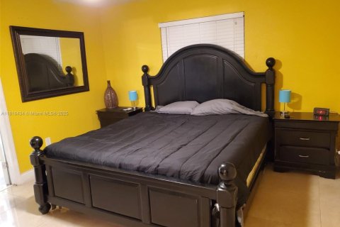 House in Miami, Florida 5 bedrooms, 146.69 sq.m. № 1774156 - photo 14