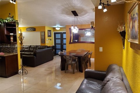 House in Miami, Florida 5 bedrooms, 146.69 sq.m. № 1774156 - photo 4