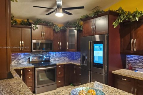 House in Miami, Florida 5 bedrooms, 146.69 sq.m. № 1774156 - photo 8