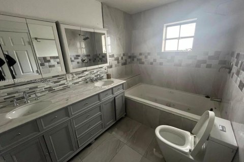 House in Miami, Florida 5 bedrooms, 146.69 sq.m. № 1774156 - photo 16