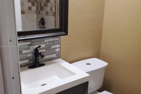 House in Miami, Florida 5 bedrooms, 146.69 sq.m. № 1774156 - photo 10