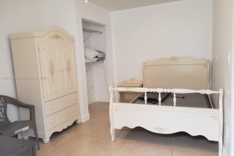 House in Miami, Florida 5 bedrooms, 146.69 sq.m. № 1774156 - photo 25