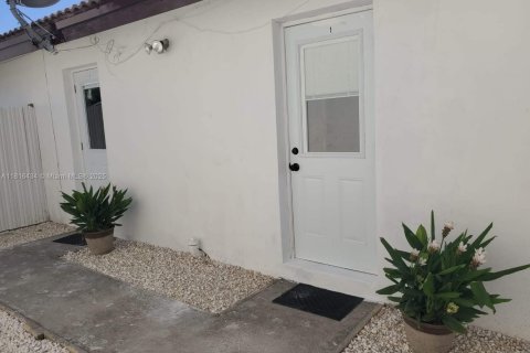 House in Miami, Florida 5 bedrooms, 146.69 sq.m. № 1774156 - photo 20