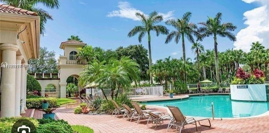 Квартира в Пемброк-Пайнс, Флорида 1 спальня, 172.61м2 № 1988648