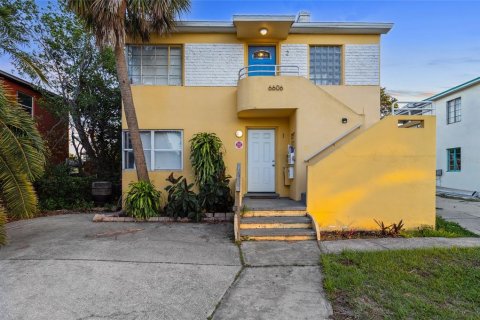 Commercial property in Saint Petersburg, Florida 6 bedrooms, 197.42 sq.m. № 1725484 - photo 1