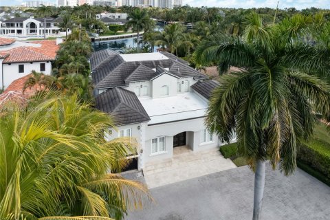 Снять в аренду виллу или дом в Голден-Бич, Флорида 4 спальни, 393.35м2, № 2080709 - фото 7