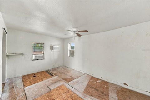 Commercial property in Saint Petersburg, Florida 4 bedrooms, 115.94 sq.m. № 2371592 - photo 28