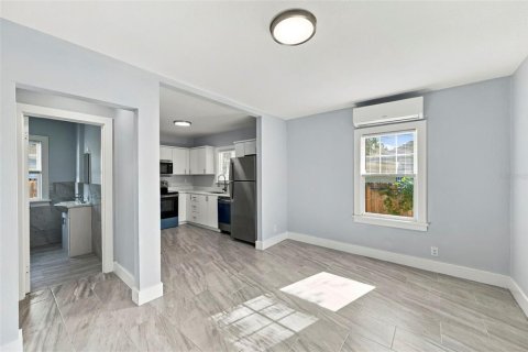 Commercial property in Saint Petersburg, Florida 4 bedrooms, 115.94 sq.m. № 2371592 - photo 7