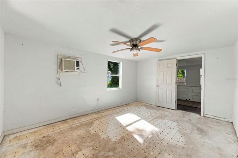 Commercial property in Saint Petersburg, Florida 4 bedrooms, 115.94 sq.m. № 2371592 - photo 24