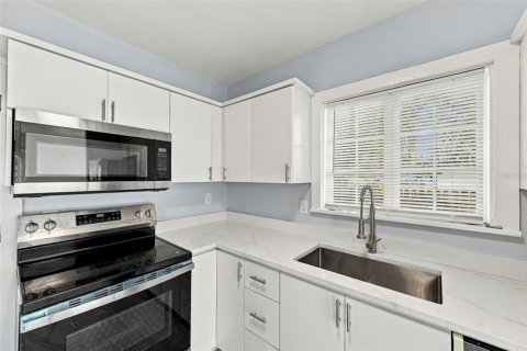 Commercial property in Saint Petersburg, Florida 4 bedrooms, 115.94 sq.m. № 2371592 - photo 11