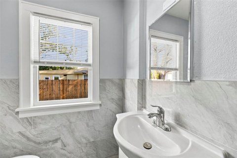 Commercial property in Saint Petersburg, Florida 4 bedrooms, 115.94 sq.m. № 2371592 - photo 15