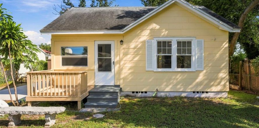 Commercial property in Saint Petersburg, Florida 4 bedrooms, 115.94 sq.m. № 2371592