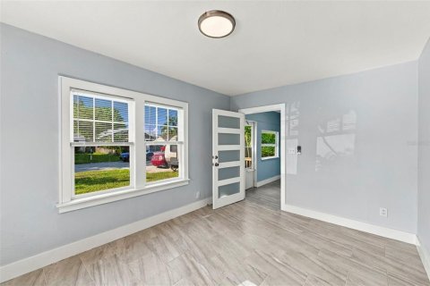 Commercial property in Saint Petersburg, Florida 4 bedrooms, 115.94 sq.m. № 2371592 - photo 8