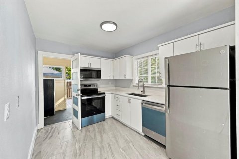 Commercial property in Saint Petersburg, Florida 4 bedrooms, 115.94 sq.m. № 2371592 - photo 10