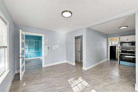 Commercial property in Saint Petersburg, Florida 4 bedrooms, 115.94 sq.m. № 2371592 - photo 9