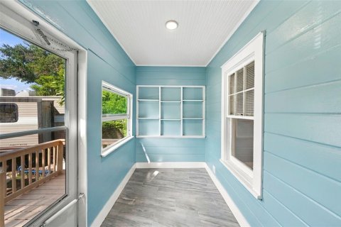 Commercial property in Saint Petersburg, Florida 4 bedrooms, 115.94 sq.m. № 2371592 - photo 5