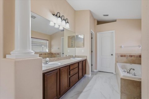 Villa ou maison à vendre à Tampa, Floride: 4 chambres, 238.48 m2 № 2419517 - photo 29