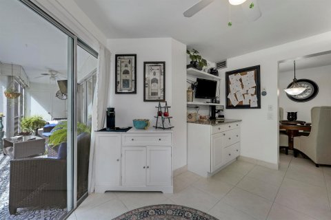 Condo in Lake Worth, Florida, 2 bedrooms № 2083317 - photo 8