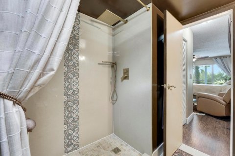Condo in Lake Worth, Florida, 2 bedrooms № 2083317 - photo 13