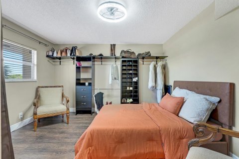 Condo in Lake Worth, Florida, 2 bedrooms № 2083317 - photo 14
