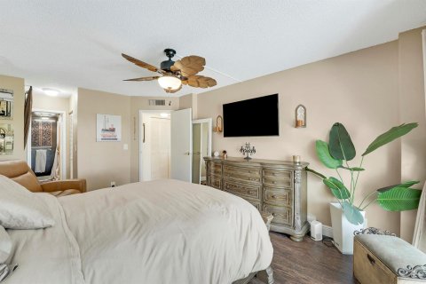Condo in Lake Worth, Florida, 2 bedrooms № 2083317 - photo 11