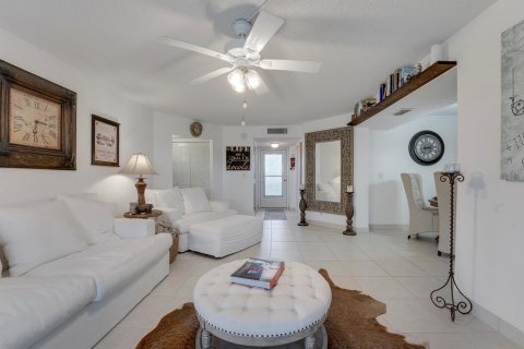 Condo in Lake Worth, Florida, 2 bedrooms № 2083317 - photo 4