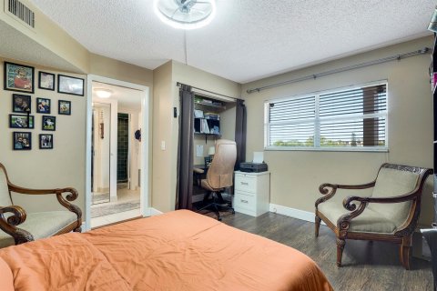 Condo in Lake Worth, Florida, 2 bedrooms № 2083317 - photo 15