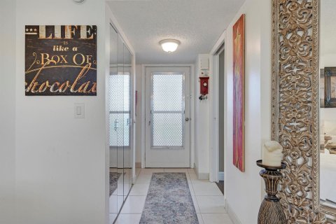 Condo in Lake Worth, Florida, 2 bedrooms № 2083317 - photo 3