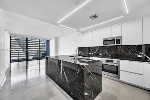 Condo in Miami, Florida, 3 bedrooms  № 2042567