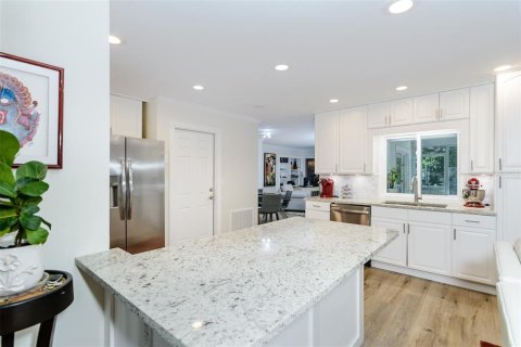 House in Palm Harbor, Florida 2 bedrooms, 141.49 sq.m. № 1907465 - photo 12