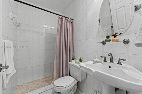 Casa en venta en Miami, Florida, 4 dormitorios, 157.56 m2 № 2030055 - foto 18