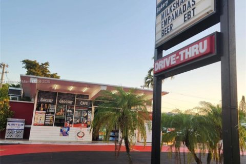 Propiedad comercial en venta en Miami, Florida № 1942488 - foto 4