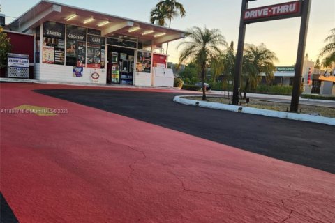 Propiedad comercial en venta en Miami, Florida № 1942488 - foto 1