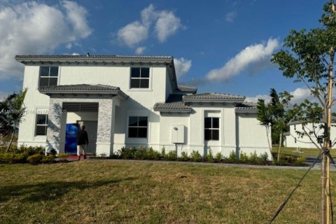 Снять в аренду виллу или дом в Хомстед, Флорида 5 спален, 321.07м2, № 1939248 - фото 3