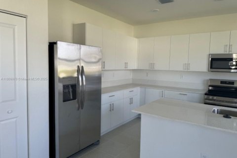 Снять в аренду виллу или дом в Хомстед, Флорида 5 спален, 321.07м2, № 1939248 - фото 4