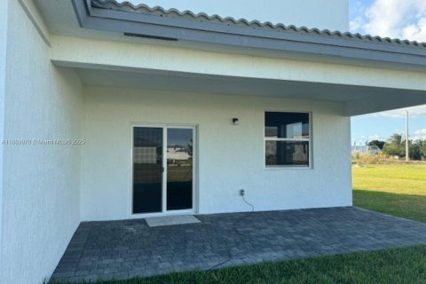 Снять в аренду виллу или дом в Хомстед, Флорида 5 спален, 321.07м2, № 1939248 - фото 7