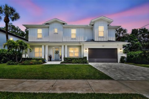 House in Tampa, Florida 5 bedrooms, 382.2 sq.m. № 1680325 - photo 1