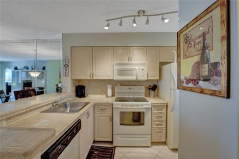 Купить кондоминиум в Помпано-Бич, Флорида 2 спальни, 76.64м2, № 2021891 - фото 18