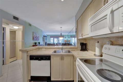 Купить кондоминиум в Помпано-Бич, Флорида 2 спальни, 76.64м2, № 2021891 - фото 16