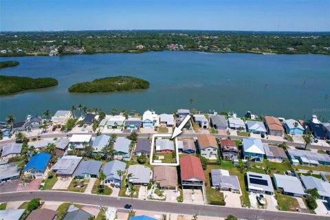 House in Redington Shores, Florida 3 bedrooms, 116.69 sq.m. № 1657348 - photo 27