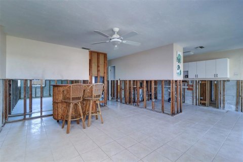 House in Redington Shores, Florida 3 bedrooms, 116.69 sq.m. № 1657348 - photo 11